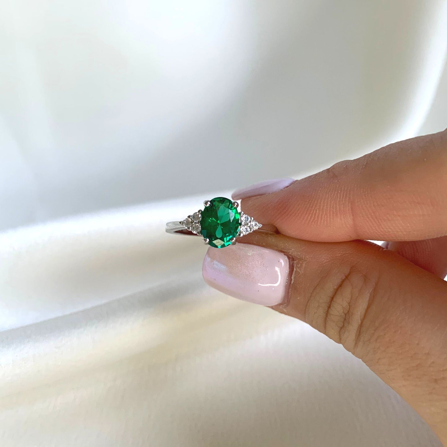 Ovale Ring with Lab Grown Emerald